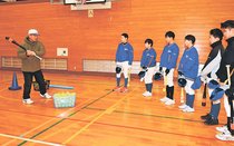 筑波大教授から体の使い方学ぶ　中学軟式野球クラブ高岡ロイヤルズ（富山県）