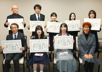 大賞・鍜冶さん（高岡）喜び新た　初春漫画コンクール表彰式、「描く楽しさ再発見」