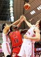 富山-A東京 第4クオーター、チョルが相手選手とリバウンドを取り合う