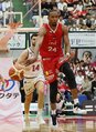 富山－川崎　第２Ｑ、ノールックパスを出す富山のモラン