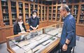 朝ドラで話題 来館者増、「大学の宝」改めて実感　八雲の蔵書「ヘルン文庫」富山大図書館が公開
