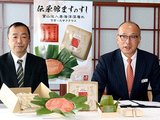 商品について説明する四谷社長（右）と飯田参事＝源ますのすしミュージアム