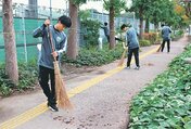 学校周辺で清掃に取り組む生徒=高岡工芸高校周辺