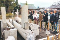 被災の魚津神社鳥居２基再建へ総代ら決意　お守り頒布支援募る