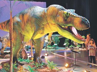 ジュニア特報<br />リアル 巨大ロボット１０体　氷見市芸術文化館で大恐竜博