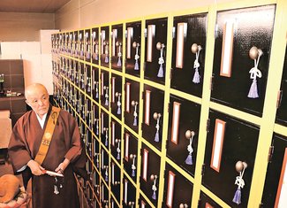 とやま再起動＜８１＞<br />第１３章　ひとり老後支える（３）行き場ない「お骨」