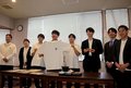 駆除ウニ殻で染めたＴシャツやウニ料理お披露目　氷見高生ら念願の商品化喜ぶ