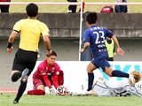 富山－札幌　後半、相手のシュートを止める富山のＧＫ田川（赤）