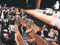 パパと歌って笑って　氷見で創作あそび歌作家、たにぞうさんコンサート