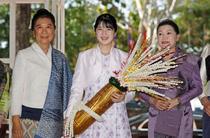 愛子さま、ラオスでシルク展鑑賞