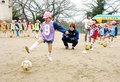 カターレ選手とサッカー楽しむ　高岡・かたかご幼稚園児