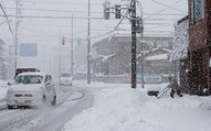 降りしきる雪の中、除雪する女性＝４日午前１１時２０分ごろ、南砺市福光