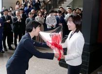 広島の横田美香知事が初登庁