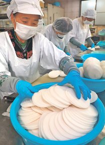 冬の味覚 愛情込めて　富山・婦中でカブの千枚漬け作り