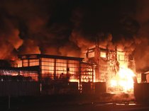 高岡市福岡町で火災　会社建物とみられ延焼も（２７日未明）　