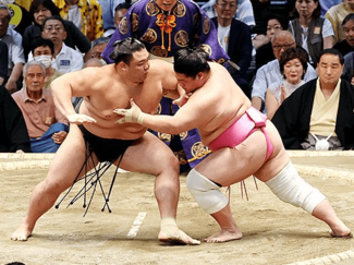 朝乃山 今場所初白星、宇良を上手投げ　大相撲名古屋場所２日目