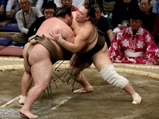朝乃山が今場所初白星　上手出し投げで勝利、１勝２敗　大相撲九州場所３日目