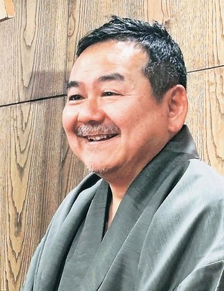 けさの人<br />３言語で落語公演をする元外交官の鹿鳴家幸楽（かなりや・こうらく）さん