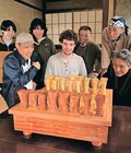 南砺・井波の技生かしチェス駒　独の彫刻家ワイツさん、５ヵ月かけ制作