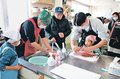 フクラギ三枚おろしに挑戦　魚津でうおづめし教室、移住者が親睦深める