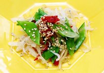 新玉ネギとキヌサヤの梅じゃこあえ