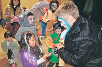 ハロウィーン満喫　上市・横法音寺地区、仮装姿で練り歩き