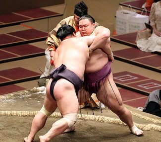 朝乃山 豪快すくい投げ　夏場所７日目、妙義龍下し４勝目