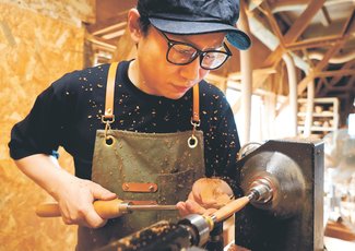 ＜未来へつなＧＯ！＞庄川挽物木地師の若手、渡辺博之さん<br />端材生かし木軸ペンに