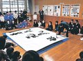 能登被災児童に「勇気」　滑川の見角さん、現地の小学校で揮ごう
