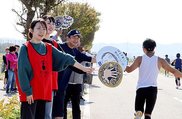 残り約10キロ地点でエールを送るハイタッチ応援隊ら=富山市打出