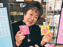 春中ハンドの出会いに感謝し鈴飾り　氷見「母母座」川嶋店主手作り、選手らにプレゼント