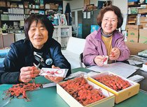 交通安全願いマスコット　滑川・母の会と連合婦人会、新１年生に贈る