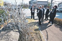 宮本輝さん小説の舞台をまち歩き　富山市民プラザが記念ツアー