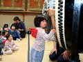 大きな太鼓たたいたよ　富山で３日八尾曳山祭、地元園児が体験<br />