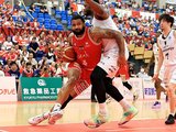 富山-神戸 第1Q、相手のディフェンスをかわし、ゴール下に切り込むフェルプス=富山市総合体育館