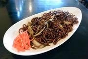 「ラーメン本舗 まるみ」で提供する「東村山黒焼そば」=東京都東村山市