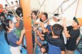 枝に色鉛筆の「花」咲く　小矢部・桜町石斧の会が「縄文の夏まつり」、親子ら体験楽しむ