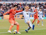 愛媛－富山　後半、相手のボールに足を伸ばす伊藤