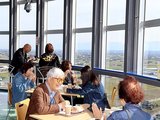 思い思いに空中カフェを楽しむ人でにぎわう会場