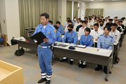 ＢＳＴを代表して決意表明する伊東小隊長＝県警装備センター