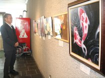 中学生の個性豊かな作品並ぶ　県教育記念館で美術展