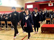 感謝胸に巣立つ　県内中学校で卒業式