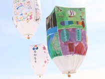 巨大紙風船 冬空彩る　南砺でふくみつ雪あかり祭り