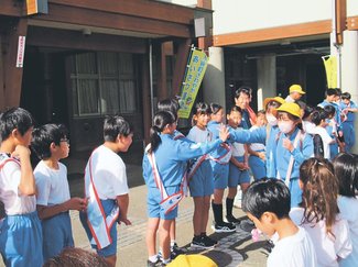 ＜学びや合言葉＞入善町桃李小学校<br />自分もみんなも大切にできる学校<br />素敵なあいさつができる学校<br />いつでもどこでも誰とでも仲よくできる学校