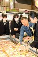 買い物客に和牛の魅力をＰＲする生徒たち＝Ａコープウィンズ食鮮館