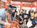 無病息災願い「福は内」　富山・日枝神社節分祭、年男ら豆まき