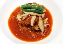 チキンのトマト煮込みキノコ添え