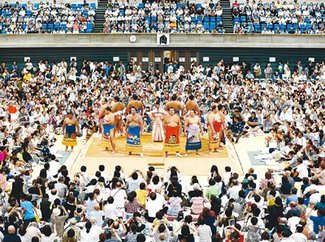 朝乃山に古里の大歓声　大相撲富山場所