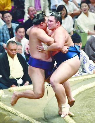 朝乃山 幕内で白星発進　蒼国来を寄り切る