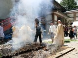 火渡りを行う参拝者